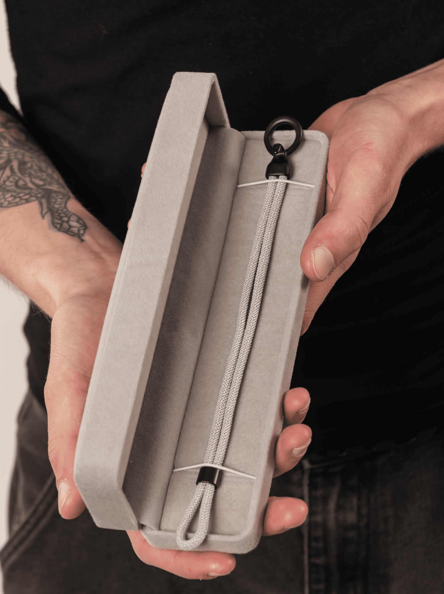 Graues geflochtenes Seilarmband