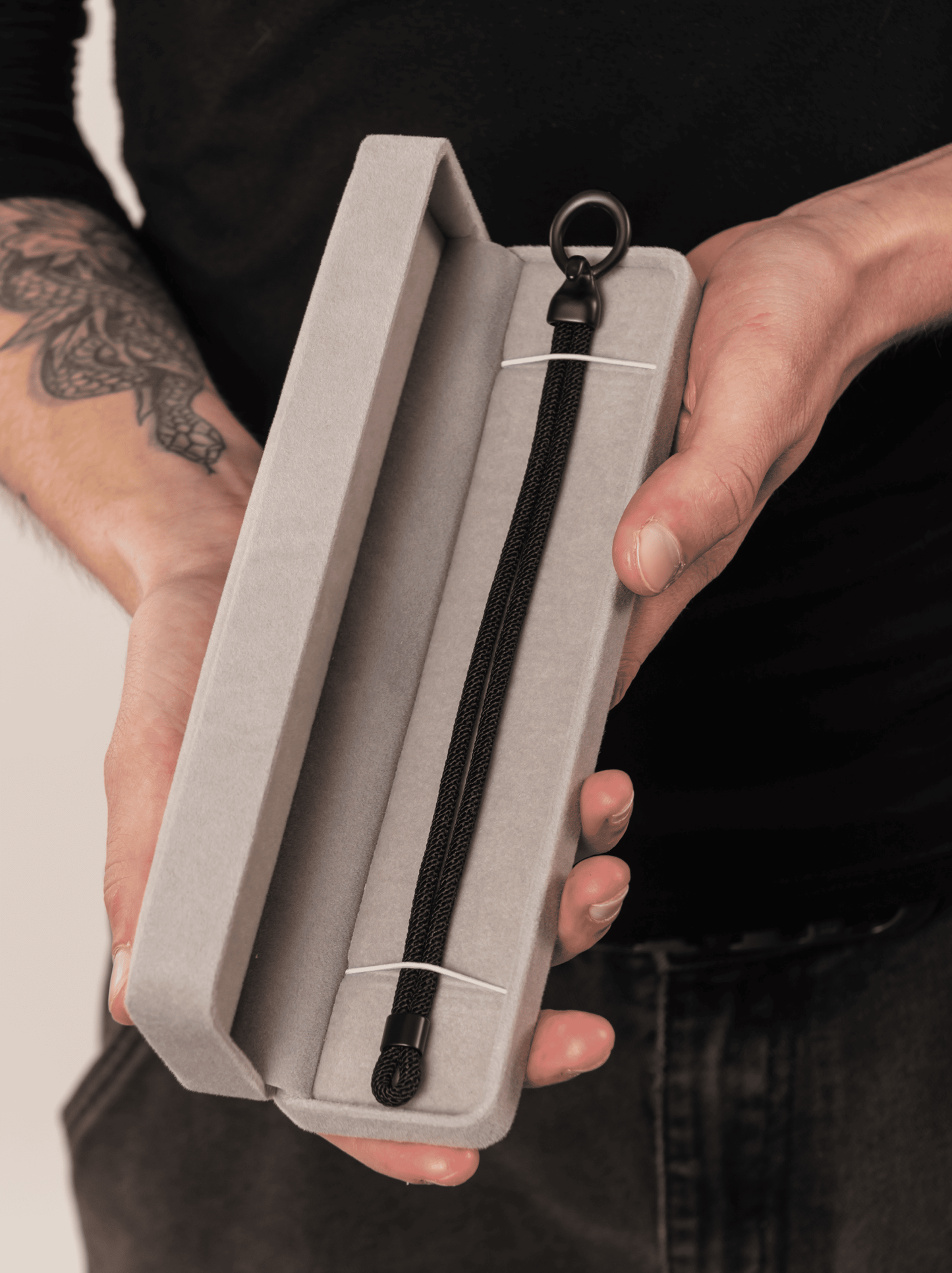 Schwarzes geflochtenes Seilarmband