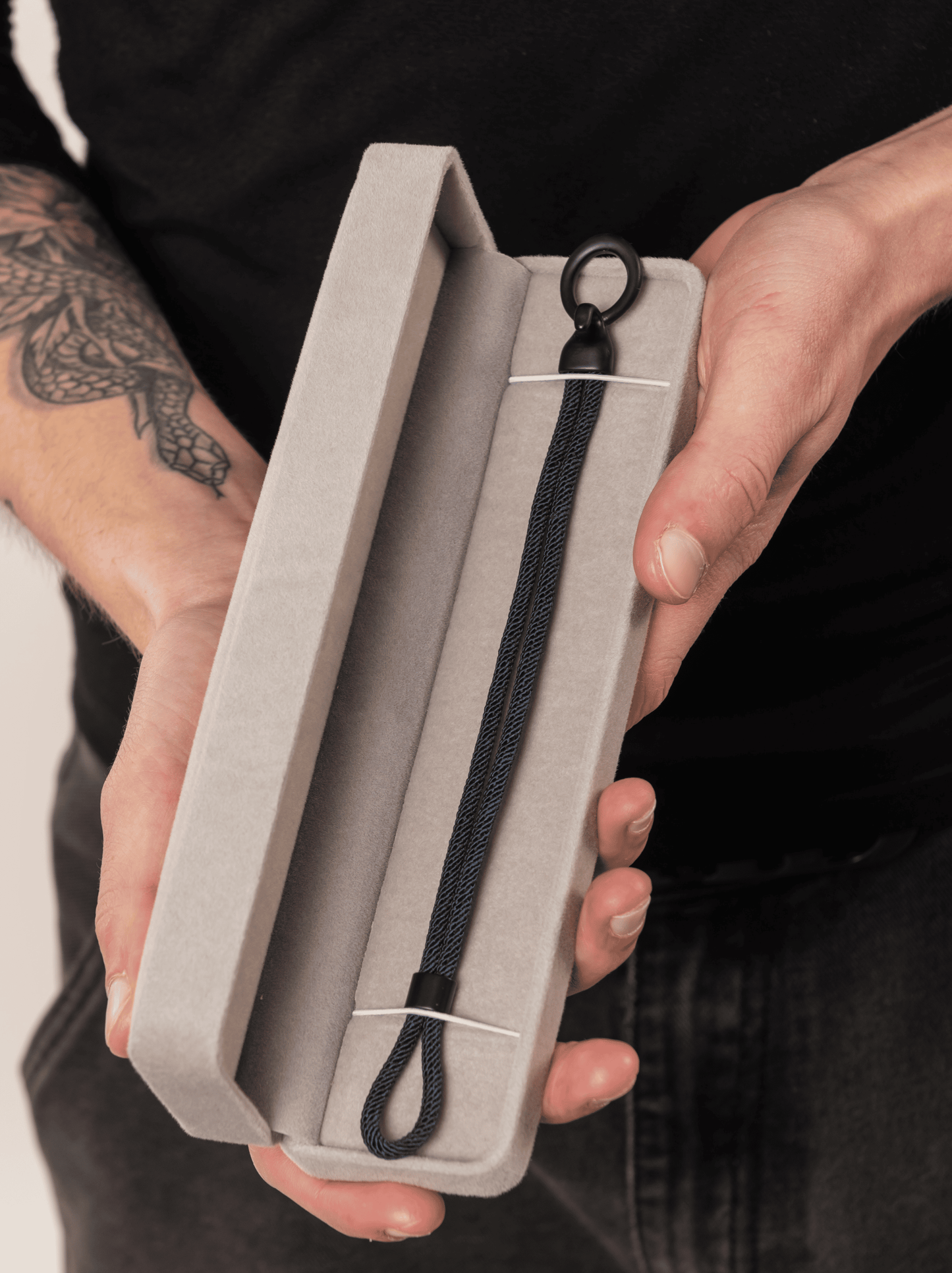Blaues geflochtenes Seilarmband