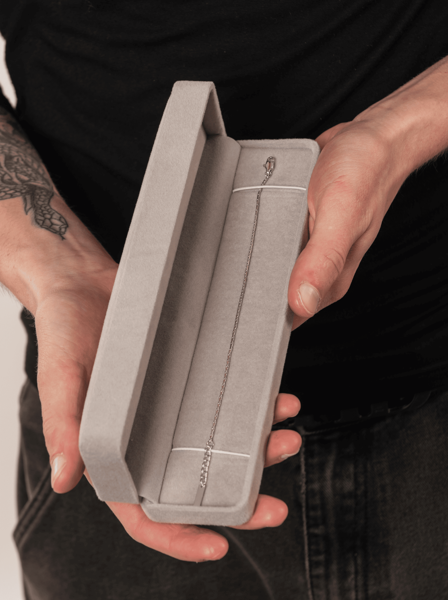 Minimalistisches Armband aus Silberdraht