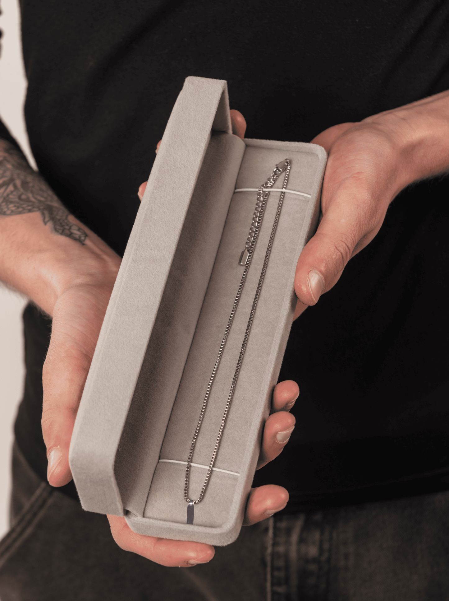 Halskette mit silbernem Box-Anhänger