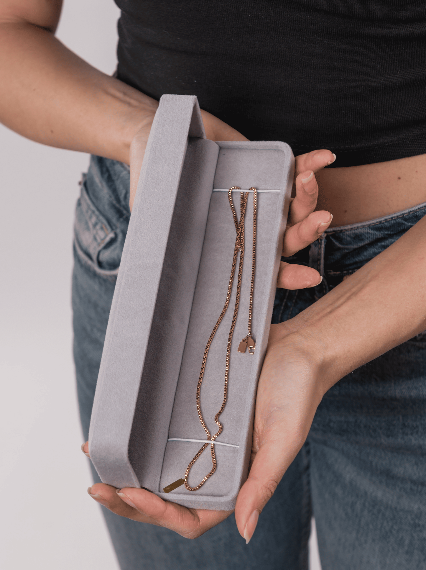 Halskette mit goldenem Box-Anhänger