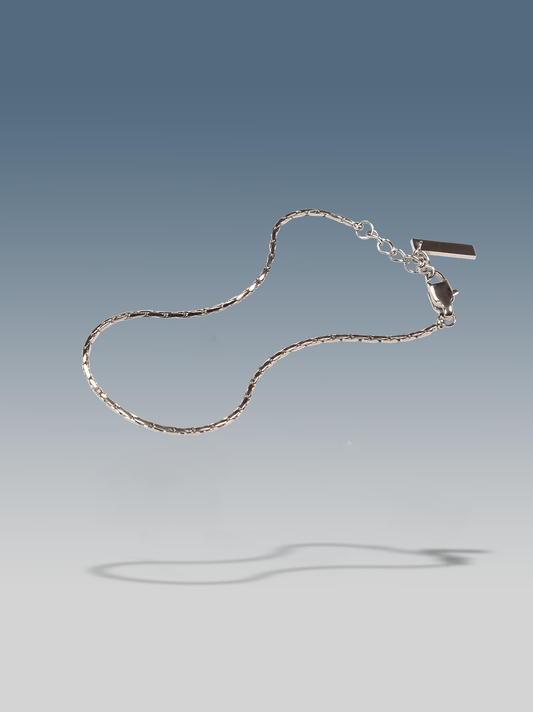 Minimalistisches Armband aus Silberdraht