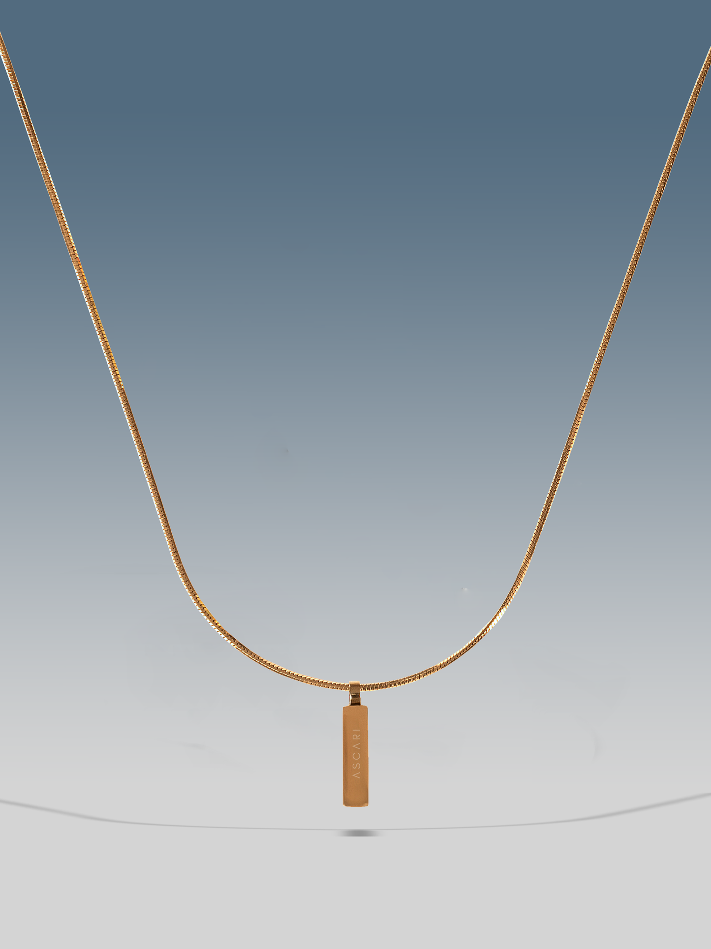 Goldene Halskette mit quadratischem Anhänger