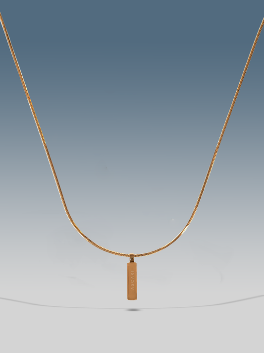 Goldene Halskette mit quadratischem Anhänger