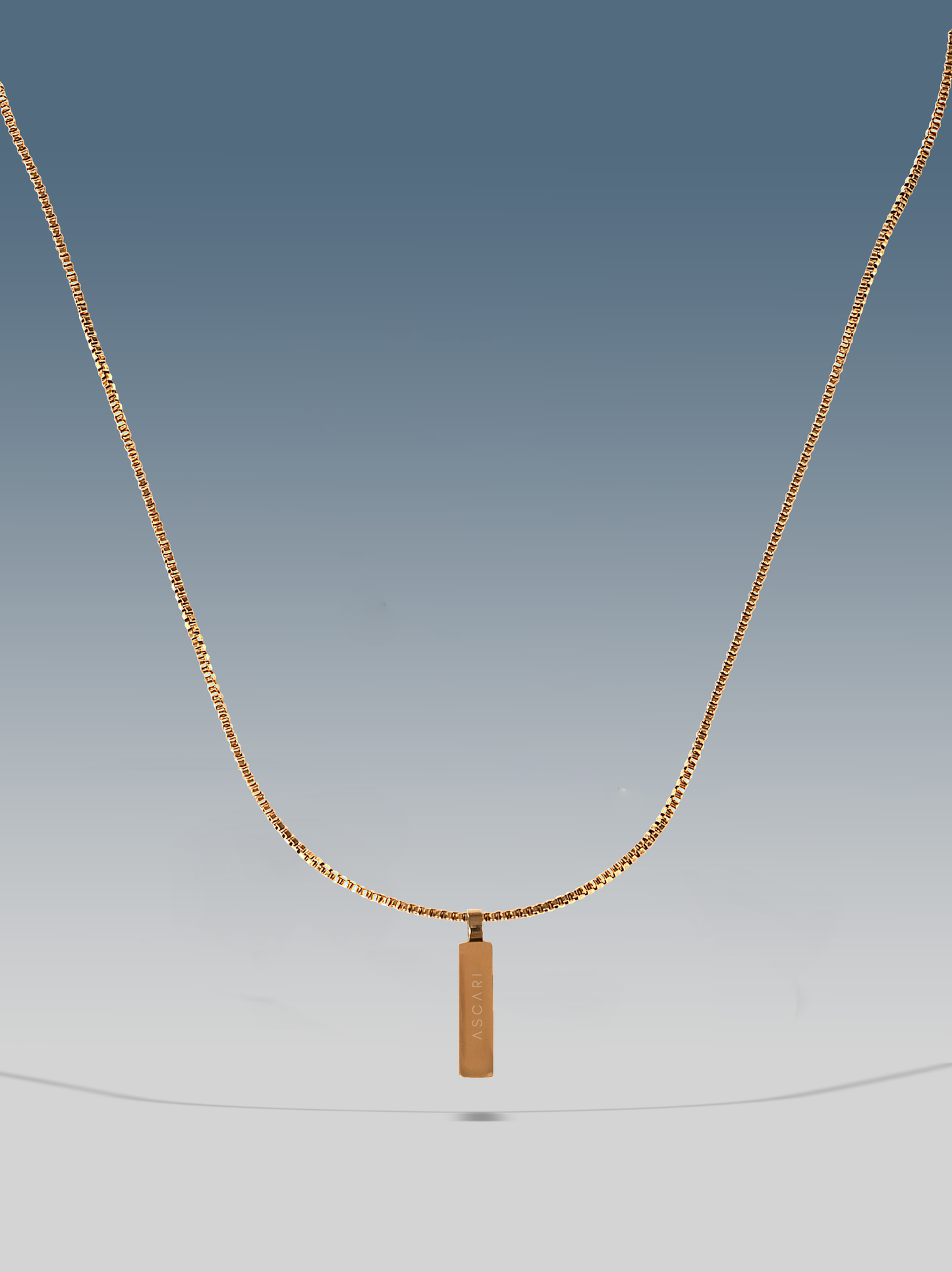 Halskette mit goldenem Box-Anhänger