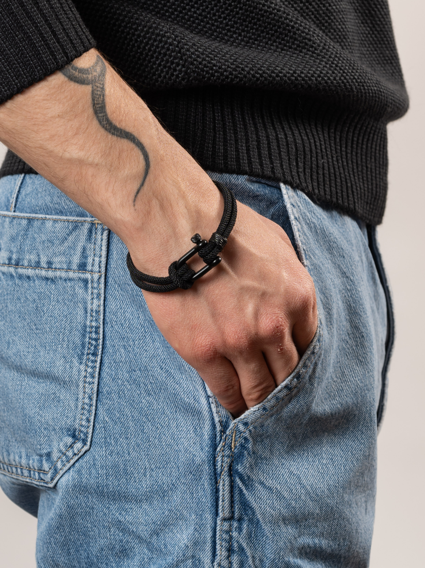 Schwarzes Knotenseilarmband
