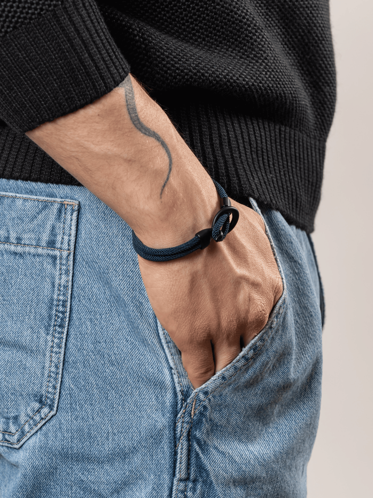 Blaues geflochtenes Seilarmband