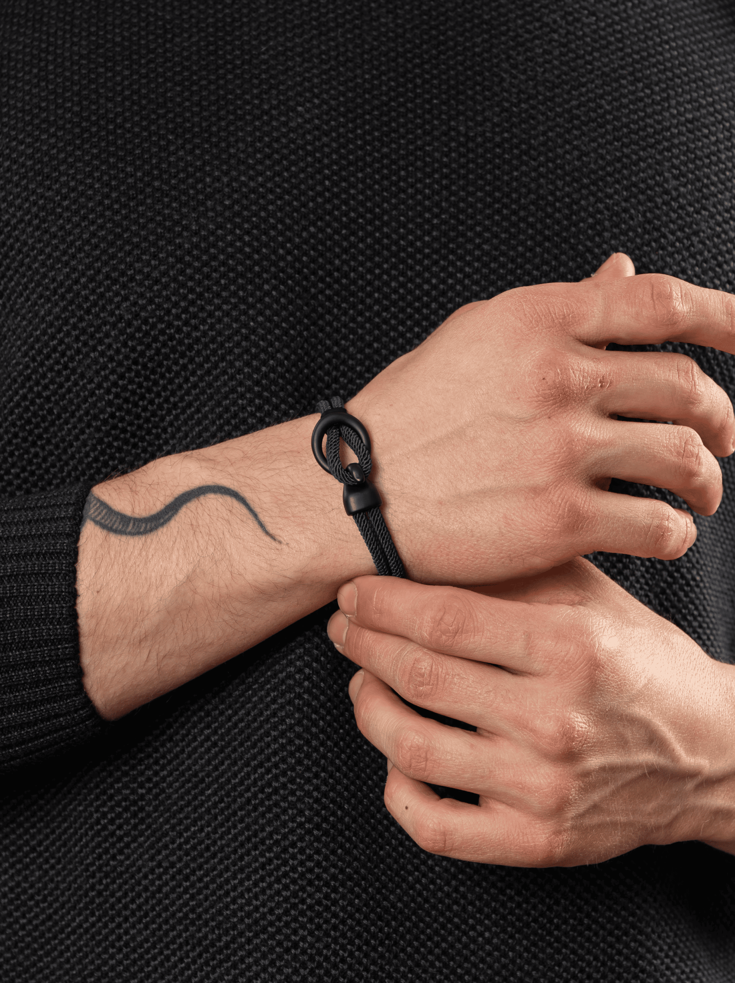 Schwarzes geflochtenes Seilarmband