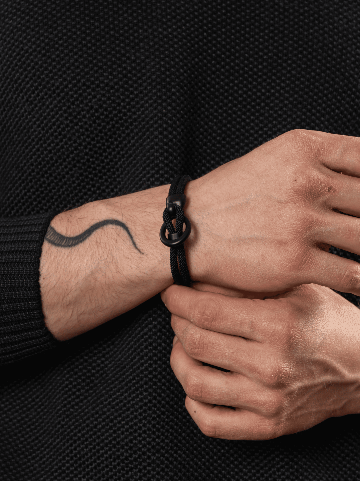 Blaues geflochtenes Seilarmband