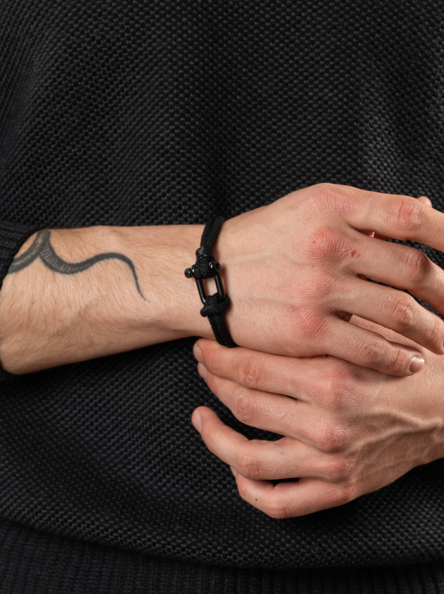 Schwarzes Knotenseilarmband