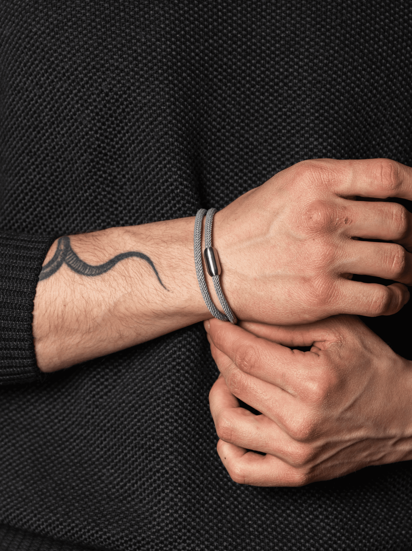 Graues Seil-Magnetarmband