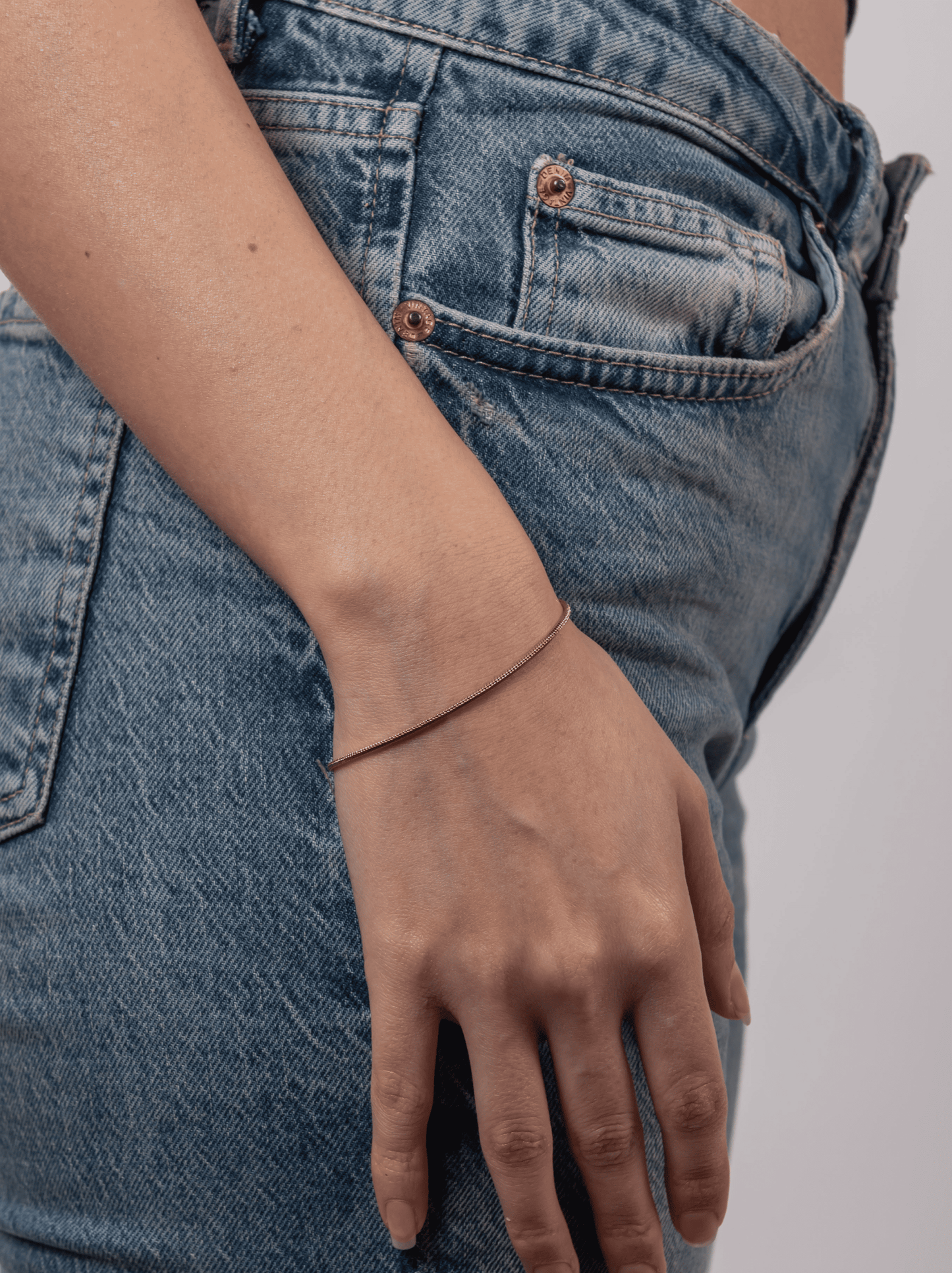 Minimalistisches Snike-Goldarmband