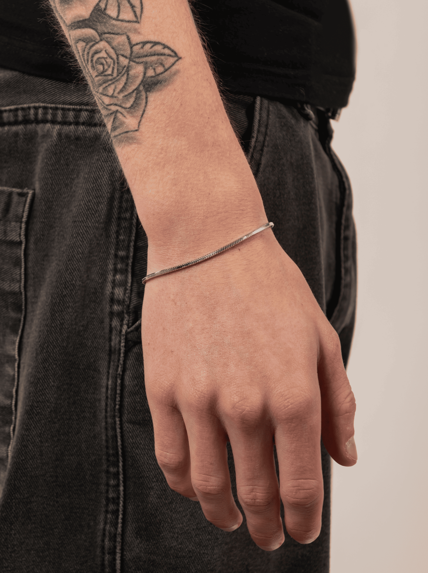 Minimalistisches quadratisches Silberarmband
