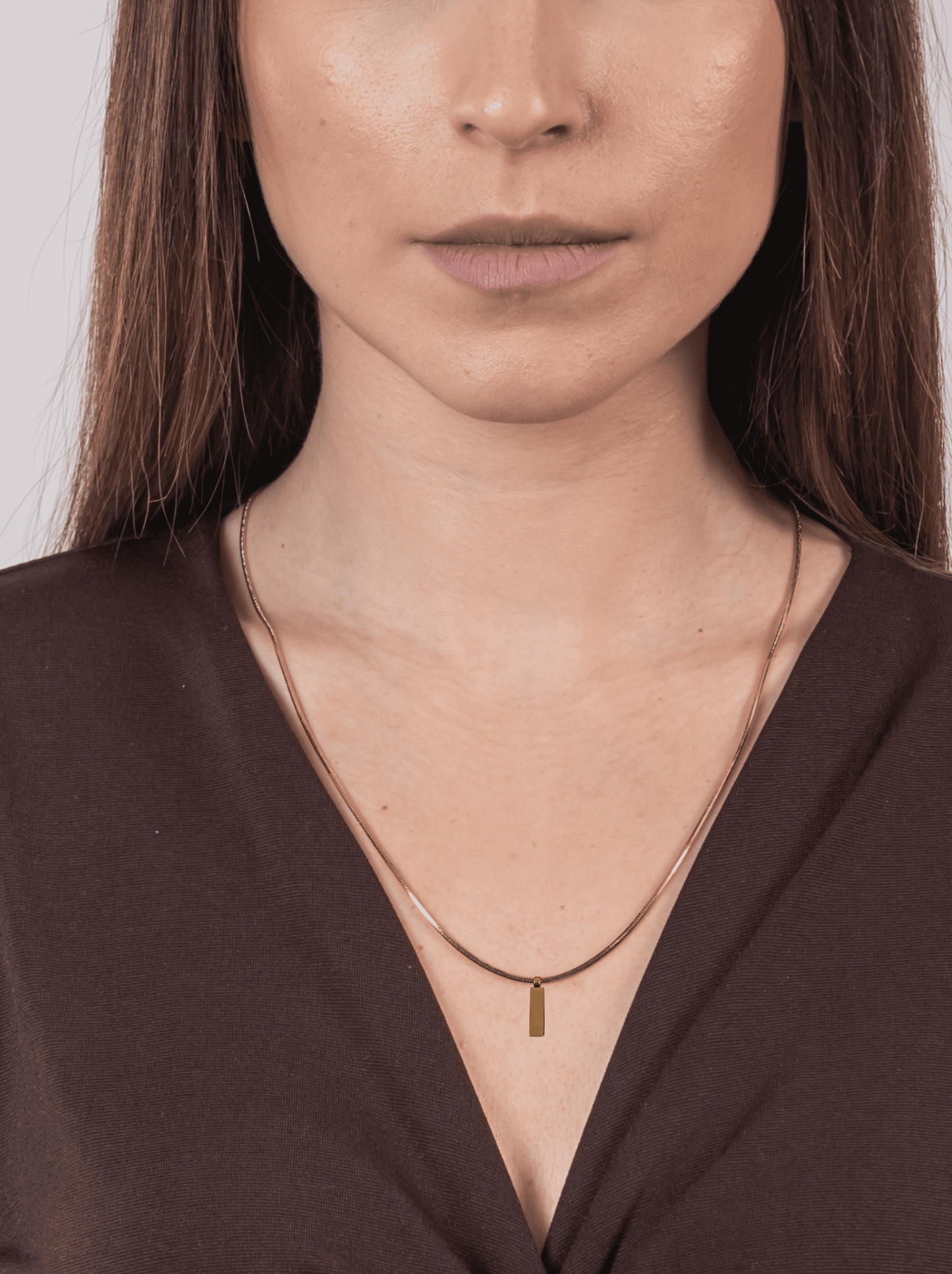 Goldene Halskette mit quadratischem Anhänger