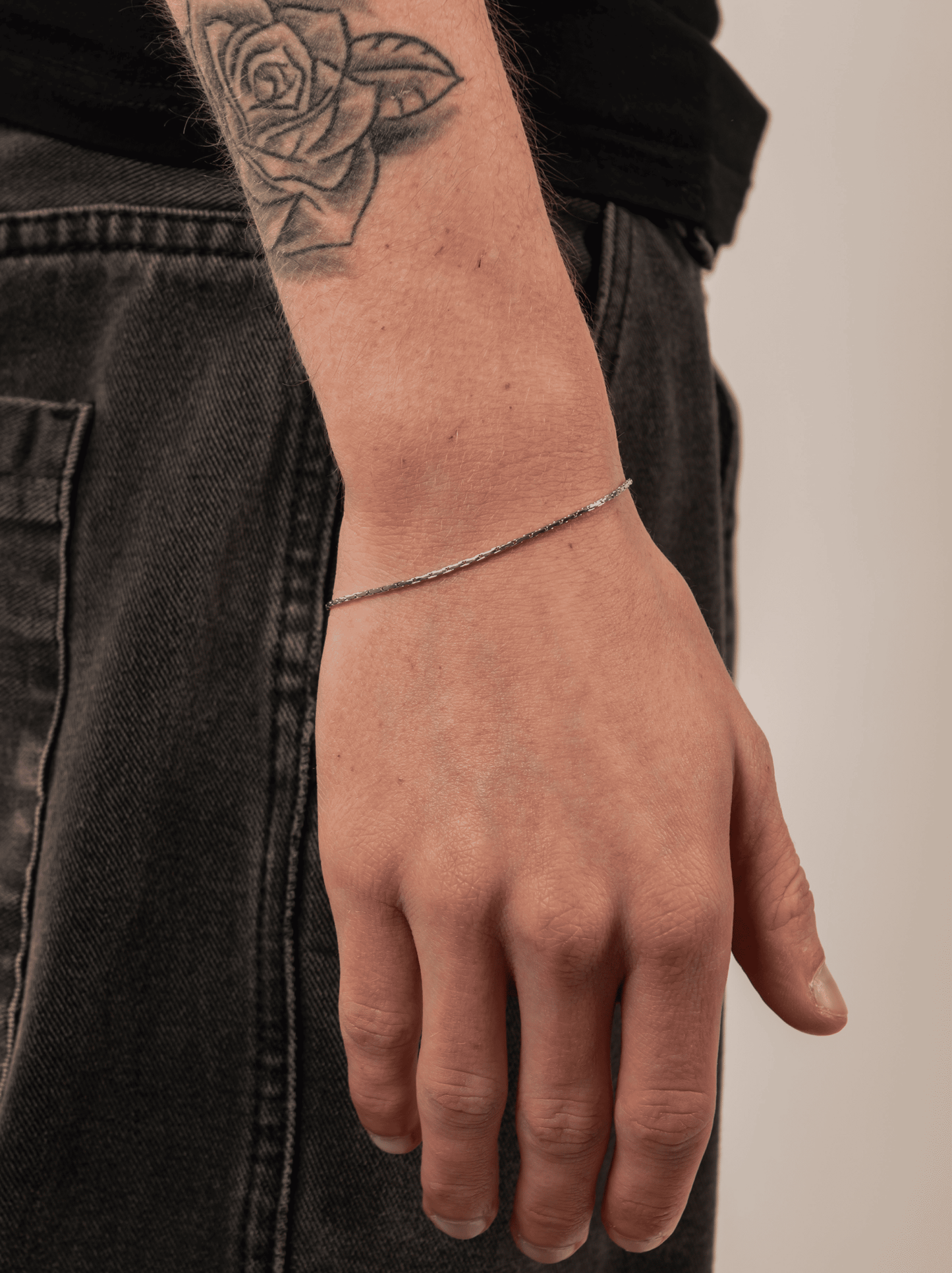 Minimalistisches Armband aus Silberdraht