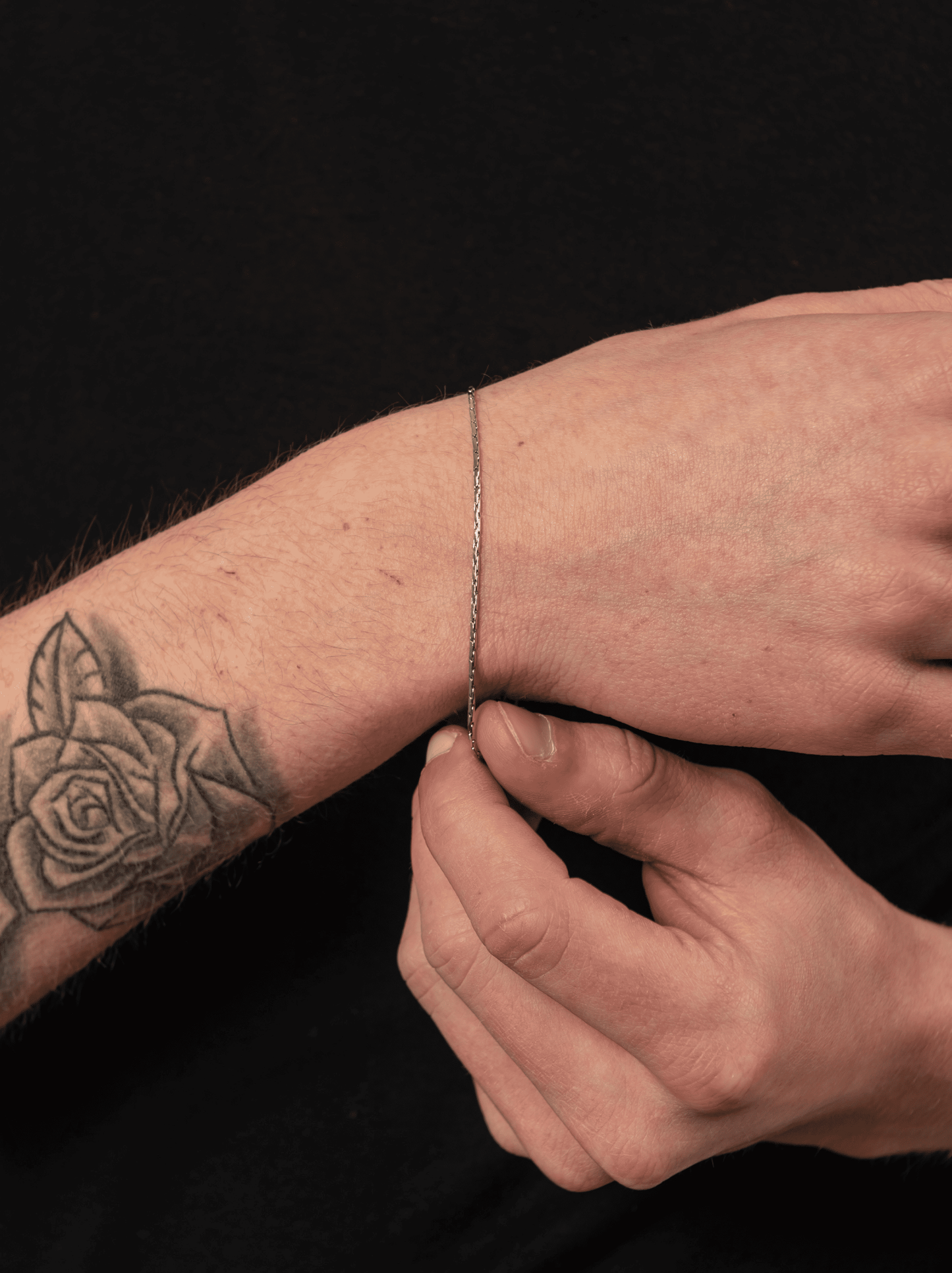 Minimalistisches Armband aus Silberdraht