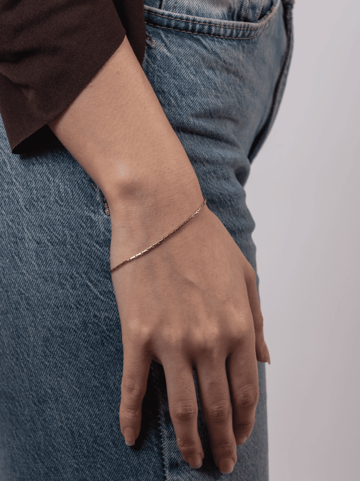 Minimalistisches Armband aus Golddraht